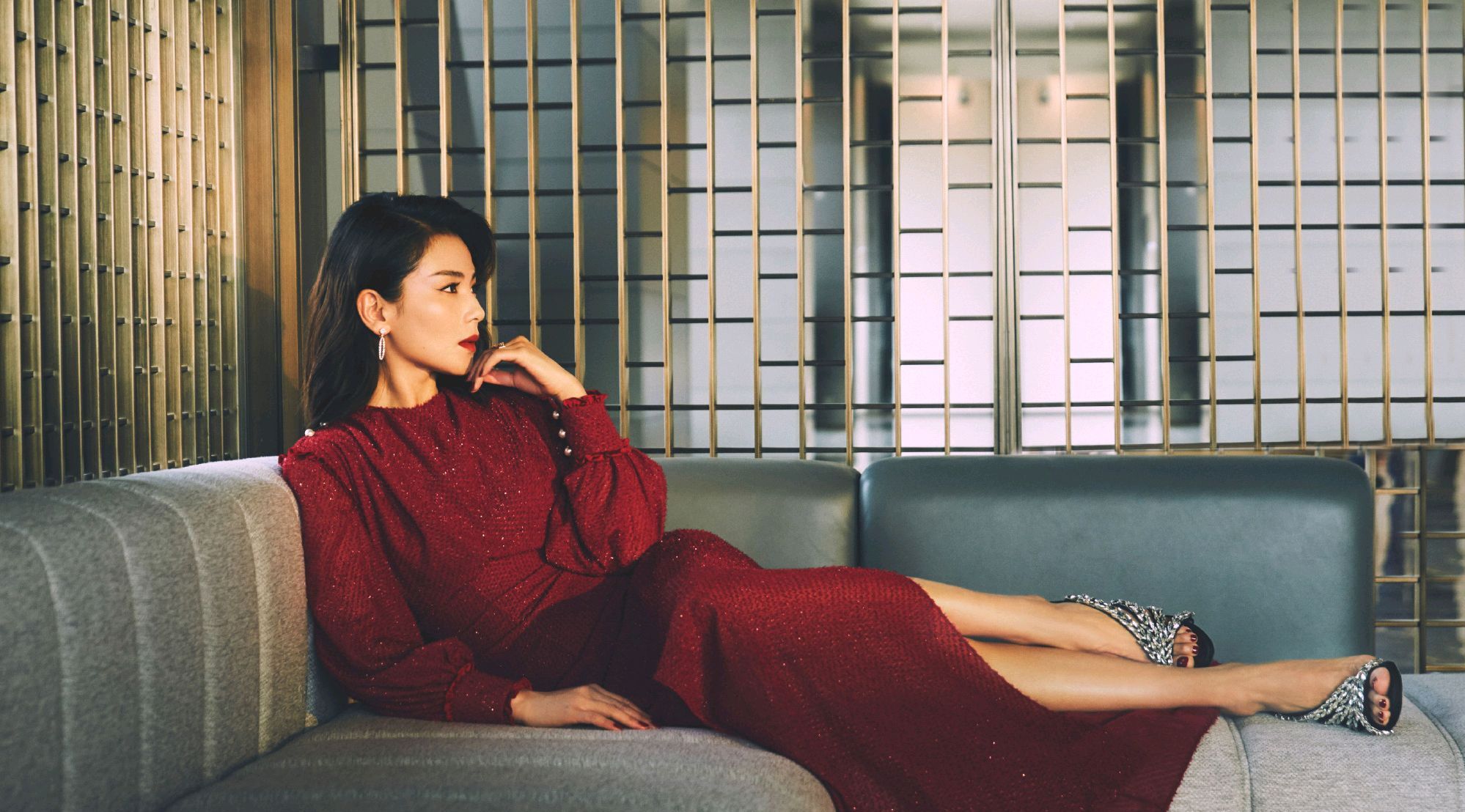 42岁的刘涛风采依旧,身穿枣红色连衣裙搭配高跟鞋