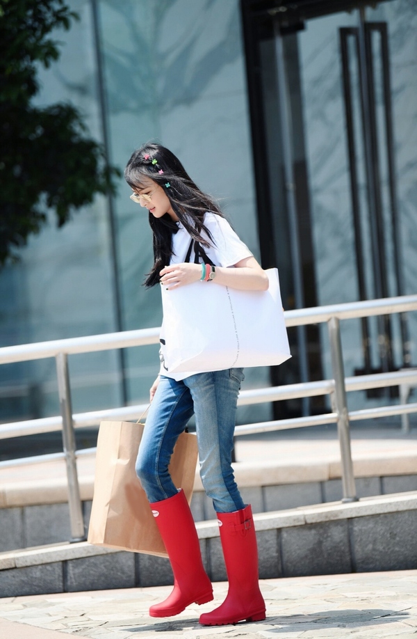 郑爽美貌营业,裹胸马丁靴雨靴任性切换,全身心投入事业太上头了