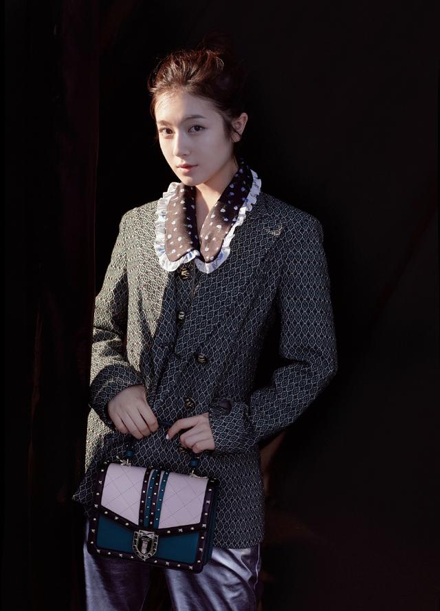 李兰迪"背"大蝴蝶结,配绿色西装凹出9头身比例,简直太羡慕了