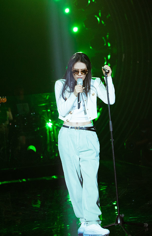 袁娅维身材丰满又敢穿,运动裤配白色长筒靴,冲天辫搭细腰好撩人