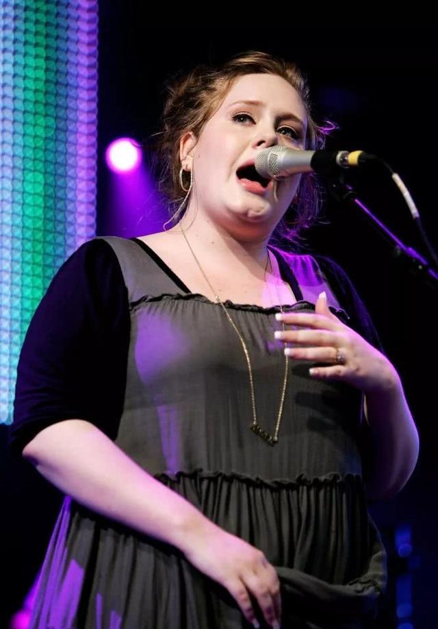 adele近照暴瘦脱形,脸颊凹陷撞脸水果姐,大长腿判若两人