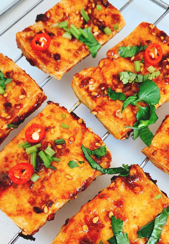 可以媲美路边烧烤摊的家庭版烤豆腐来了!外酥里嫩,在家做就可以