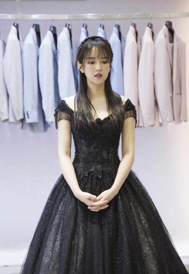 刘泳希太独特,穿黑色婚纱配空气刘海,同框老公优雅似黑天鹅