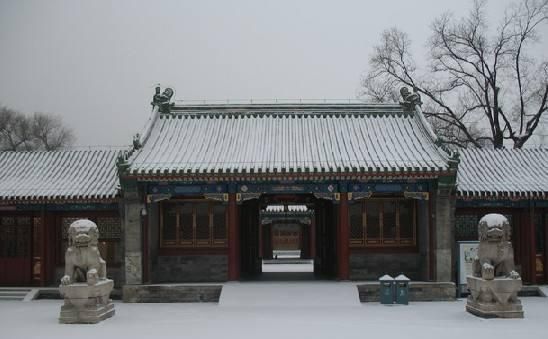 古代的豪门大院门口为何要放一对石狮子? 它的起源你可能不信!