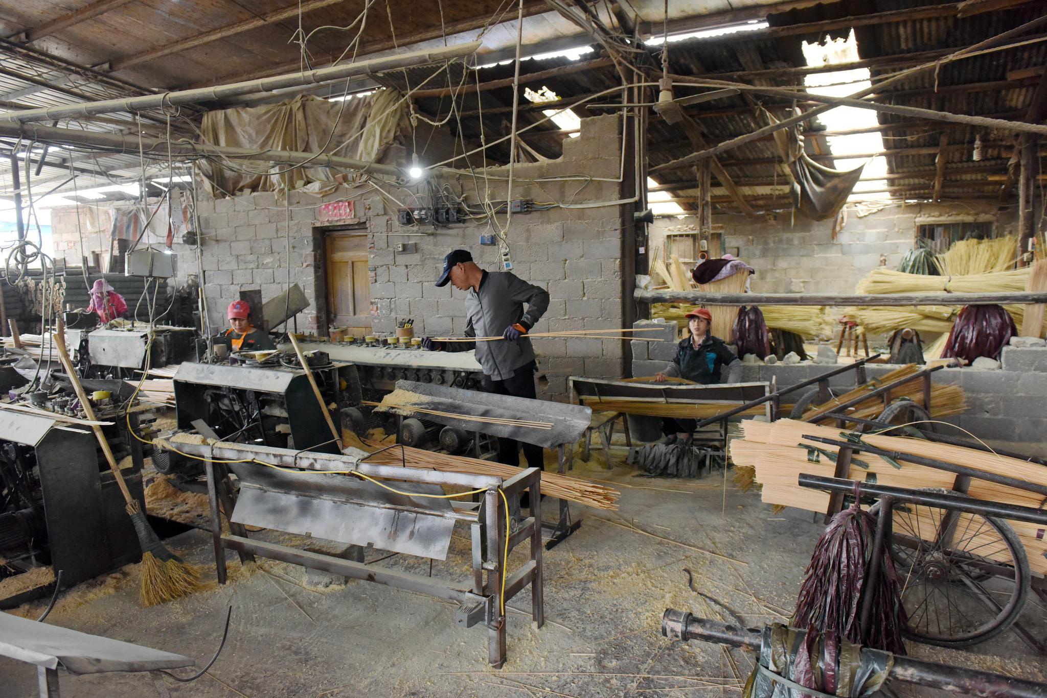 今年70岁的徐子亮是浦城县仙阳镇竹制加工厂的老板,办厂20多年,如今还