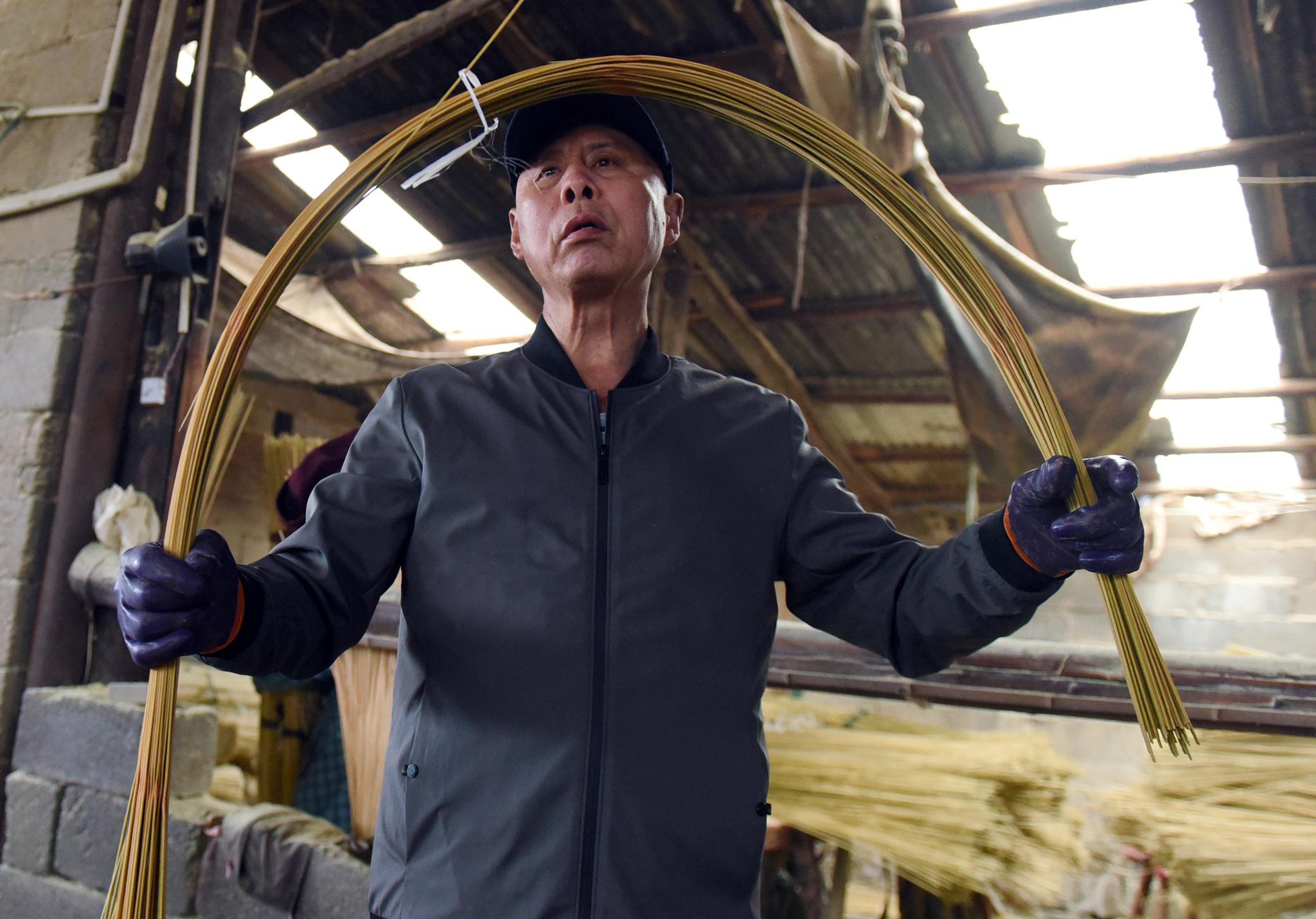 7旬大叔回家乡办竹厂,年产值300万,工人大多是女性