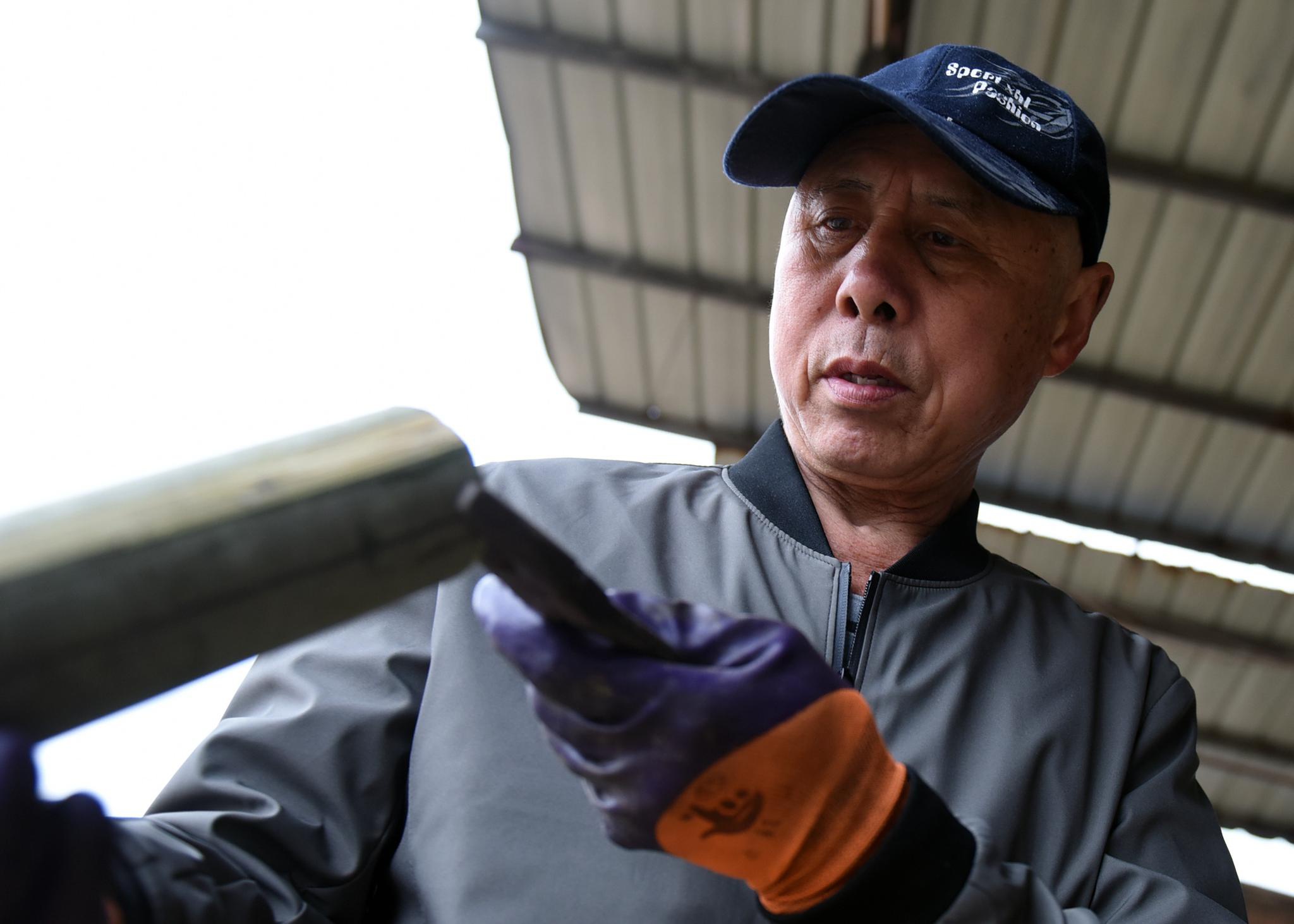 7旬大叔回家乡办竹厂,年产值300万,工人大多是女性