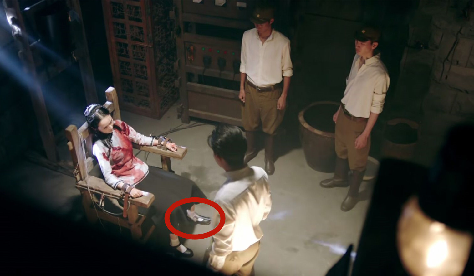 秋蝉:导演你忘喊"咔"了,女主都中弹了,还啥事没有往前冲呢