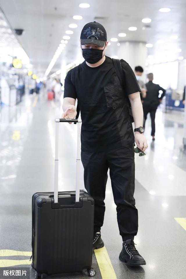 岳云鹏全黑look出街t恤搭配束脚裤马丁靴穿搭潇洒真显瘦