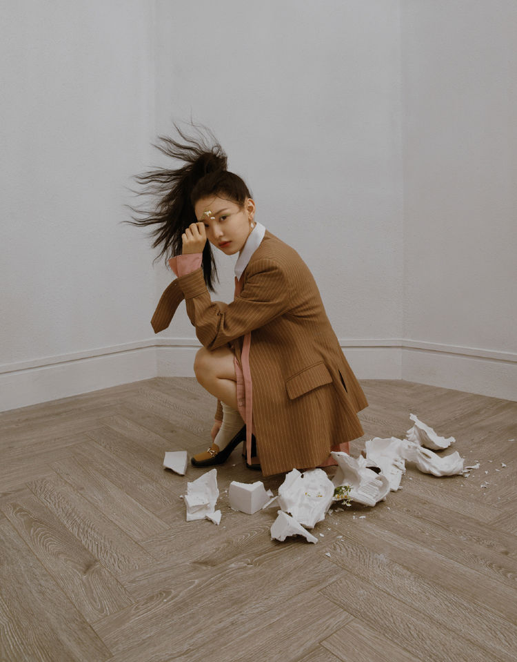 和上一张写真一样,地上也是充满了白色的碎石,加上棕色的条纹西装