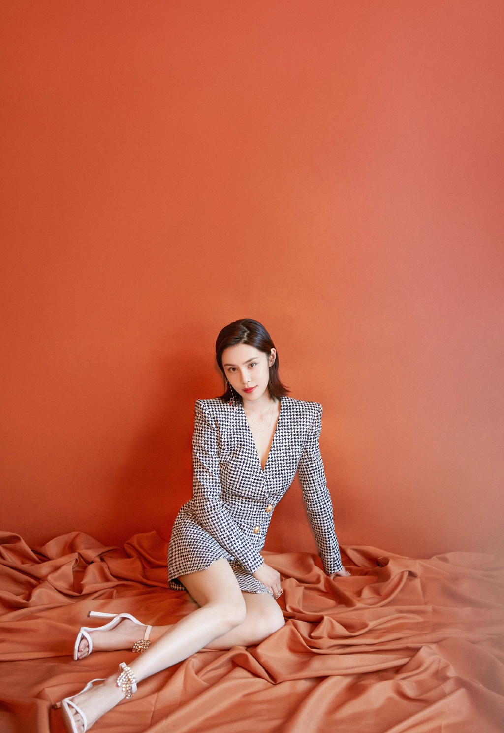 韩丹桐真是"复古美人",穿蕾丝拼接丝绒上衣,配珍珠首饰好迷人