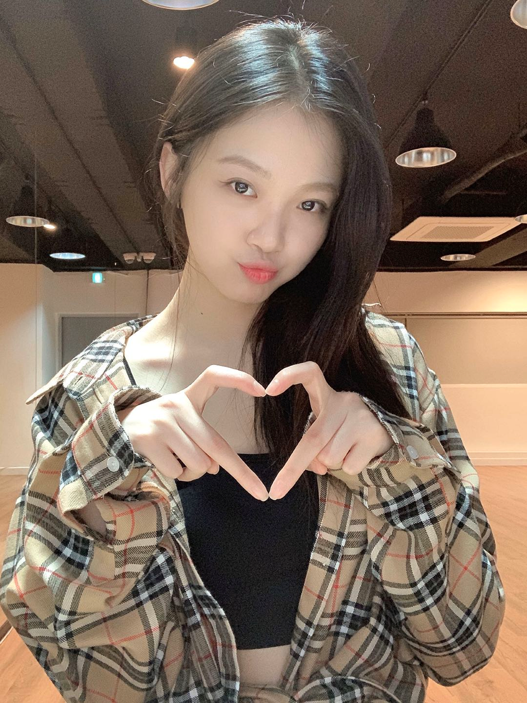 周梓倩高颜值果然任性,黑色图案卫衣搭配短裤秀美腿,抢眼又抢镜