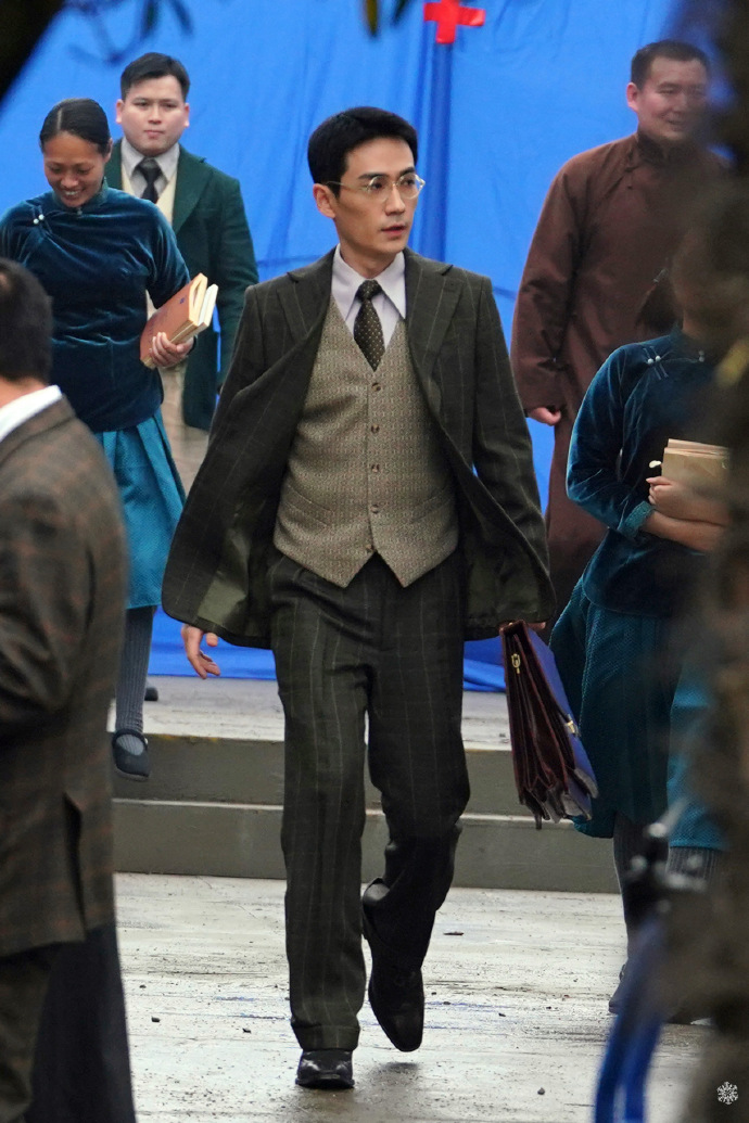 朱一龙民国风银丝眼镜西装三件套英俊又文雅