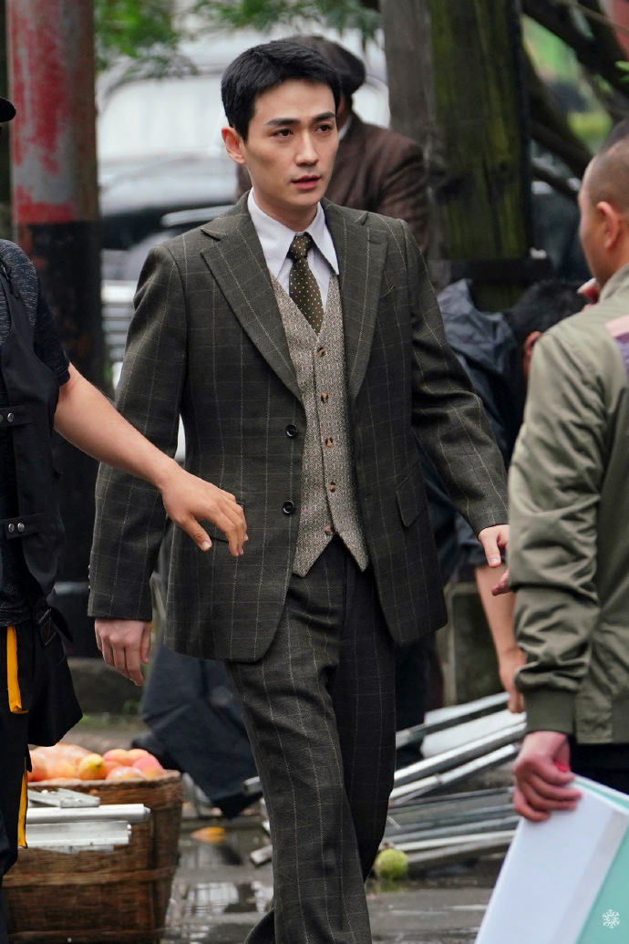 朱一龙民国风银丝眼镜西装三件套英俊又文雅