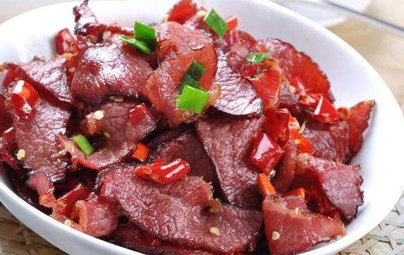 腊牛肉风味独特,做成小炒下饭下酒,剁椒鲈鱼鲜香爽口
