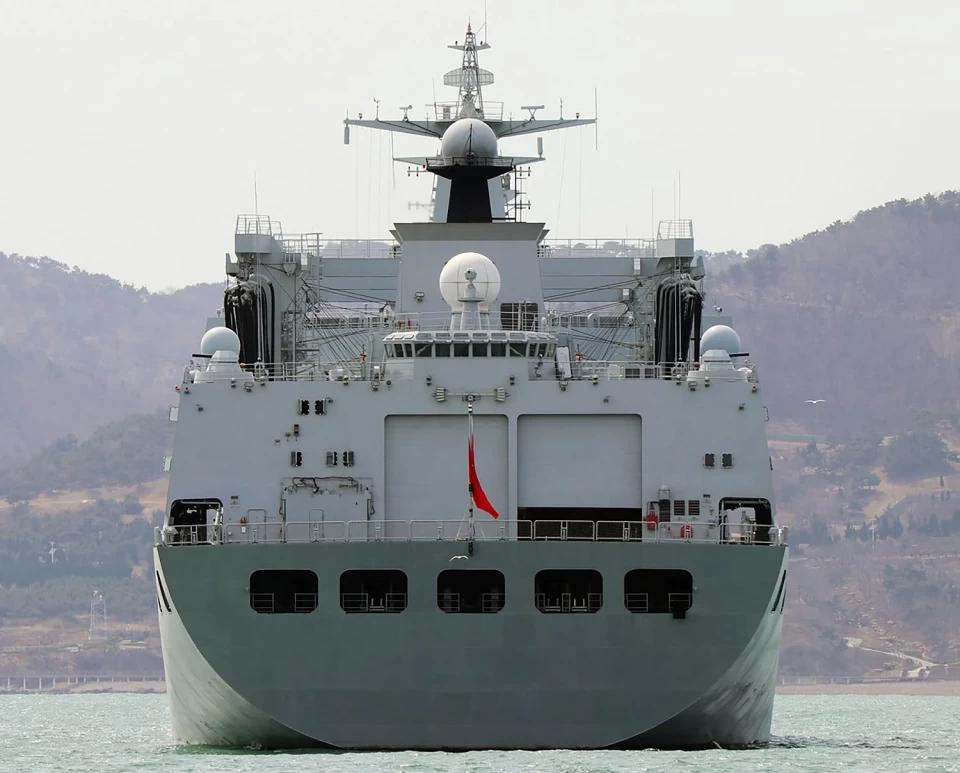 呼伦湖号大型补给舰(舷号:965),是我国自主研制具有世界先进水平的