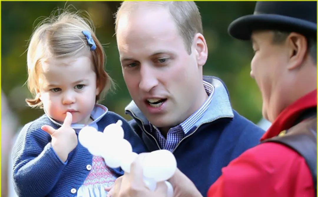 阿奇小王子1岁啦窝在妈妈怀里啃书兜着尿不湿样子真可爱