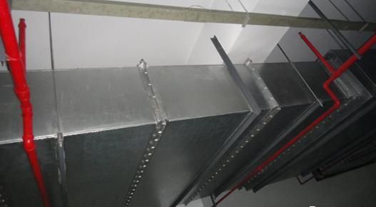 风管连接法兰螺母宜在同一侧(朝向一致),法兰垫片应符合系统功能要求