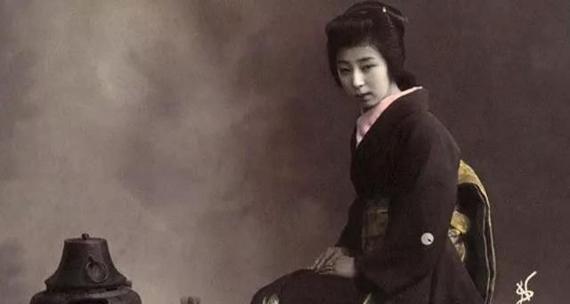 结果还是没有找到,万般无奈之下,只好又投靠辜鸿铭,最后,在夫人的坚持