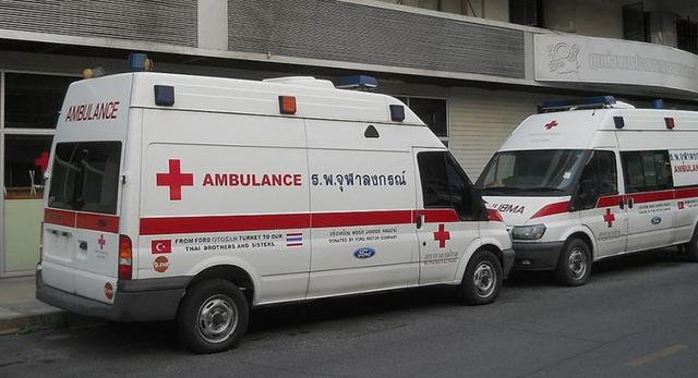 泰国救护车超速,把病人弹飞马路上拖着滑,司机医生路人全懵了