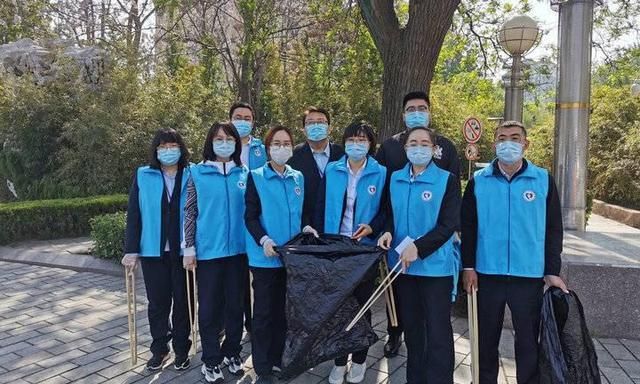 新华保险山东分公司志愿者在公益服务中度过五四青年节