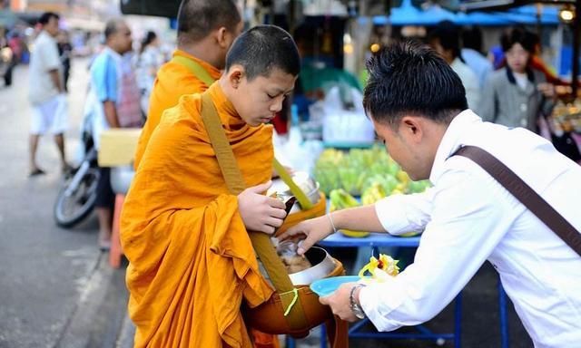 3位和尚买了一堆肉看到真相后我沉默了