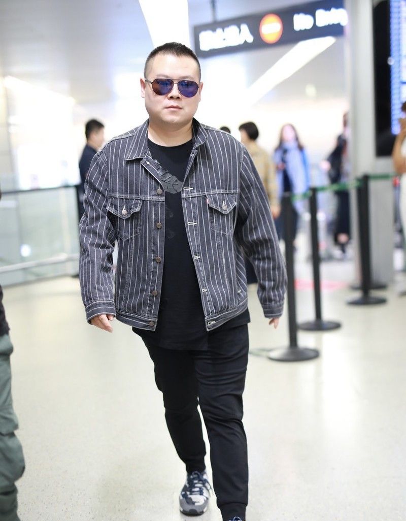 岳云鹏真瘦了!黑色拼接t恤配束脚裤,休闲潇洒意外穿出潮男气质