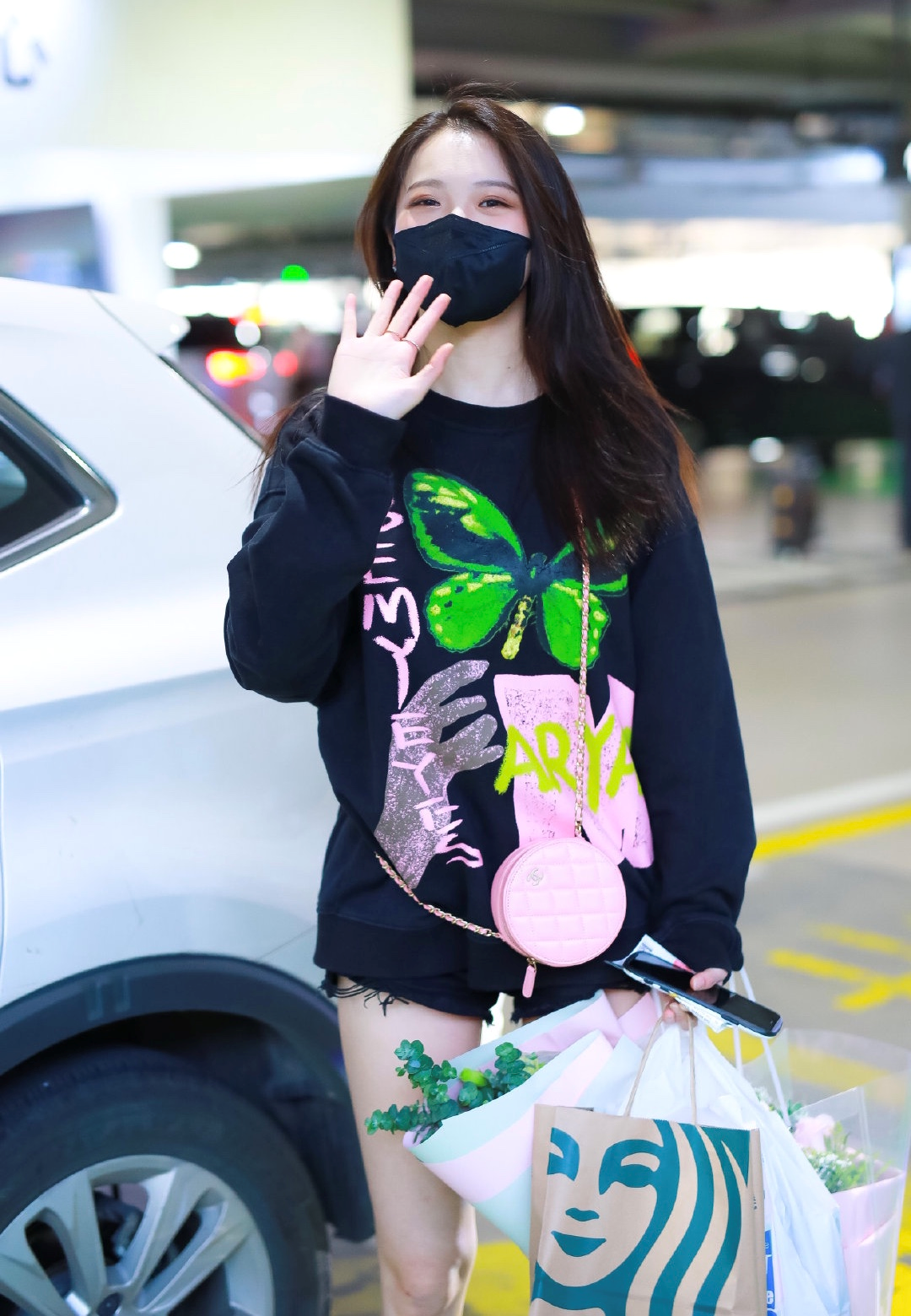 周梓倩高颜值果然任性,黑色图案卫衣搭配短裤秀美腿,抢眼又抢镜