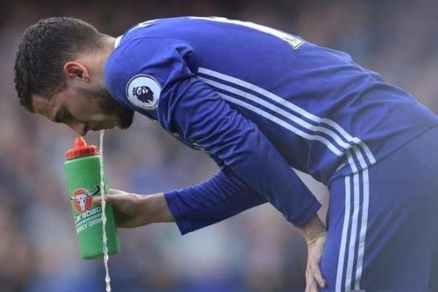 足球运动员喝水又立马吐出的原因?原来是这样,专家:是正确的