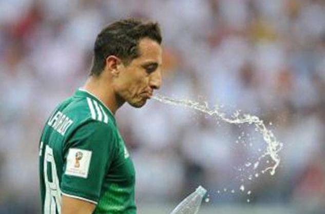 足球运动员喝水又立马吐出的原因?原来是这样,专家:是正确的