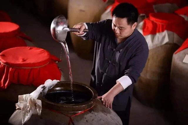 当时秦池酒掌门人姬长孔包里只有3000万,但是看到"标王"对孔府宴酒