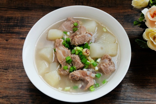 中午炖了一锅排骨山药汤,多加四味食材,汤浓可口更美味,真香