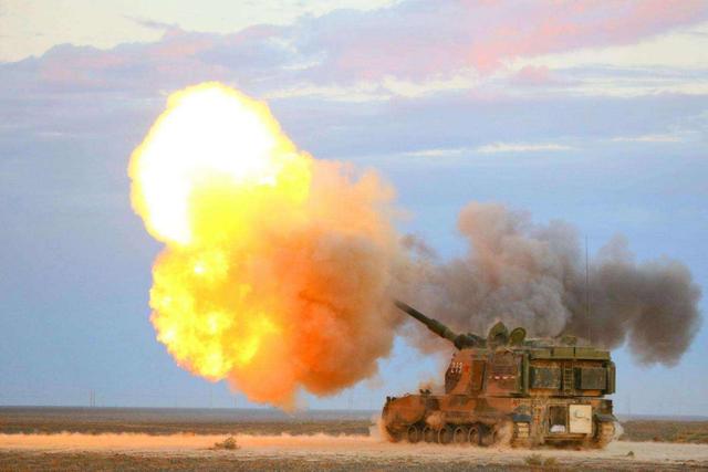 印军坦克悍然越境发射炮弹狂轰滥炸巴基斯坦打响反击战