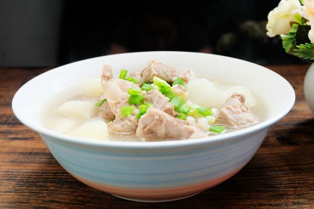 中午炖了一锅排骨山药汤,多加四味食材,汤浓可口更美味,真香