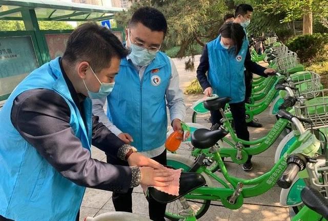 新华保险山东分公司志愿者在公益服务中度过五四青年节