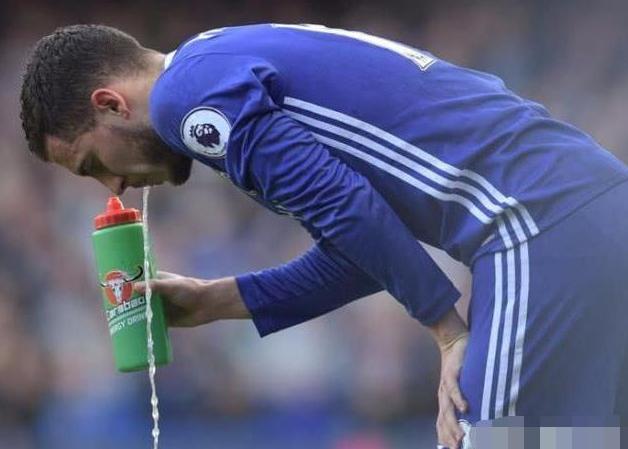 足球运动员喝水又立马吐出的原因?原来是这样,专家:是正确的