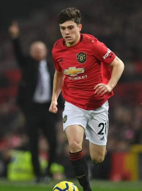 就在小詹姆斯转会曼联之前3个星期,60岁的父亲凯万