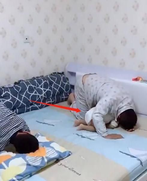 父子闯祸后被"罚跪",小儿子的姿势把妈妈气笑,网友:萌翻了