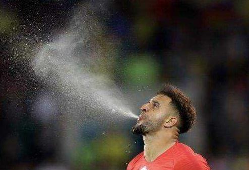 足球运动员喝水又立马吐出的原因?原来是这样,专家:是正确的