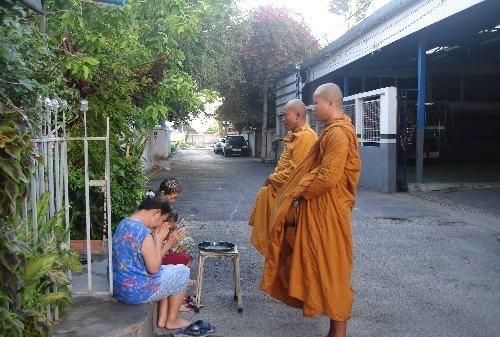 3位和尚买了一堆肉看到真相后我沉默了