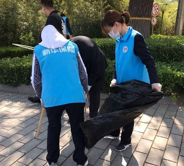 新华保险山东分公司志愿者在公益服务中度过五四青年节