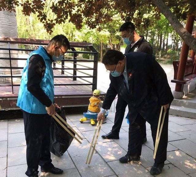 新华保险山东分公司志愿者在公益服务中度过五四青年节