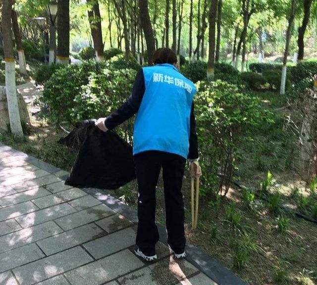 新华保险山东分公司志愿者在公益服务中度过五四青年节