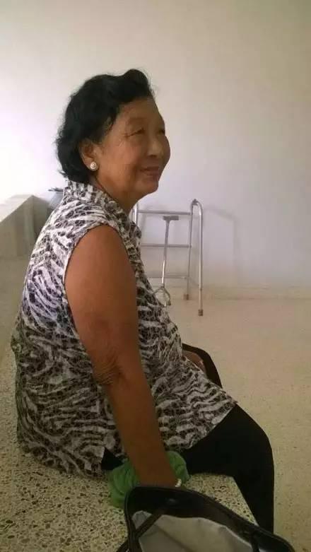 奶奶说你放心我保证把你的猫养得白白胖胖的