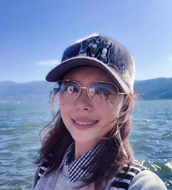 小兵张嘎刘燕罕露面穿牛仔短裤当街热舞身材火辣太惹眼