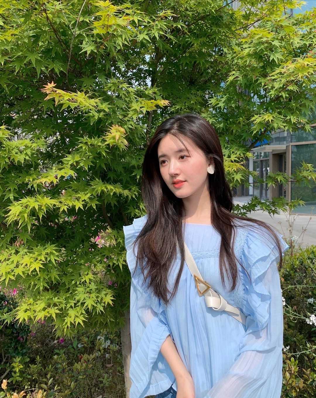 赵露思长相甜美可爱,身穿蓝色连衣裙秒变小仙女,清凉又洋气