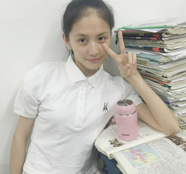 不知道在高中时候,她是否是他们学校校花,班花级别的存在?