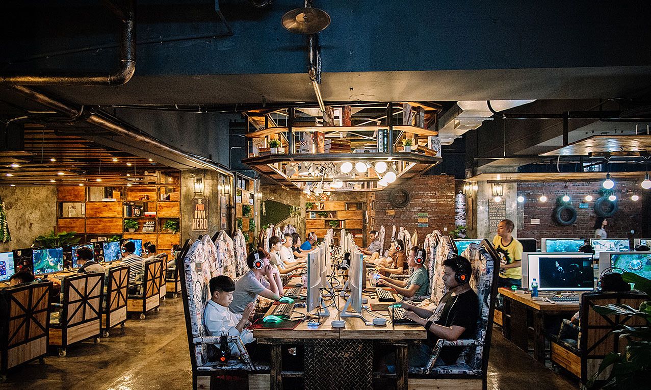 英国小伙第一次体验中国网吧就被电脑屏幕吓到直言这是个啥