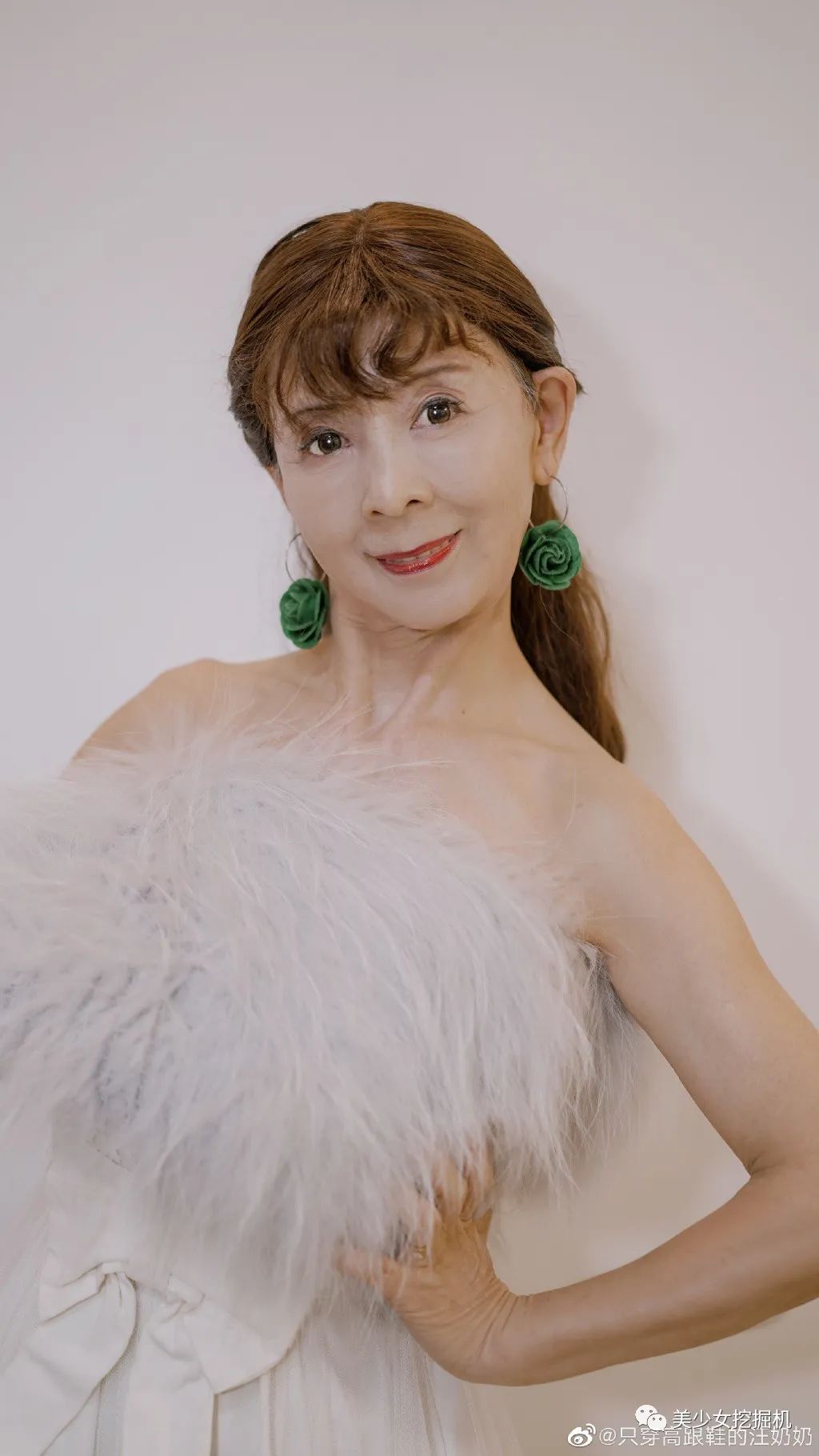 高龄美少女网红,78岁拥有杨幂同款蚂蚁腰,还能劈叉蹦迪踩高跟!