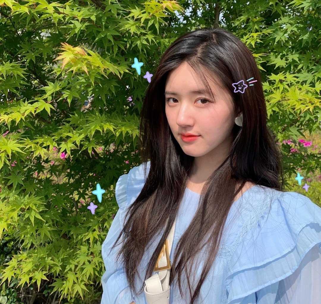 赵露思的发际线并不是很高,她的秀发比较蓬松.